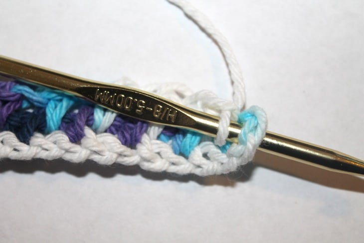 moss stitch tutorial -amorecraftylife.com #crochet #crochetpattern #diy #freecrochetpattern