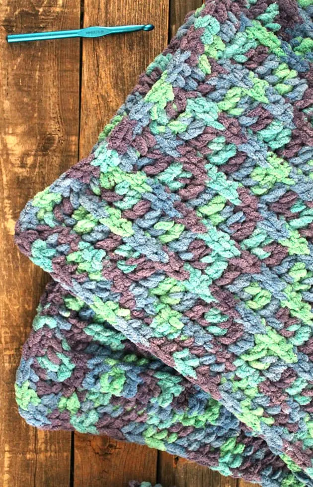 Make this easy and fast baby blanket pattern.