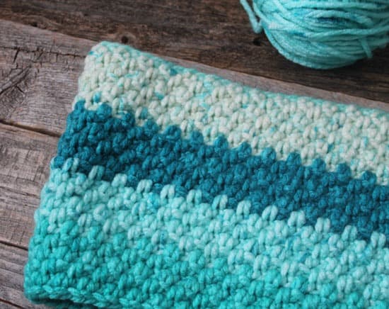 moss stitch free crochet cowl pattern Moss stitch crochet cowl pattern - Free Pattern -crochet ear warmer pattern- printable pdf - winter headband - scarf - amorecraftylife.com #crochet #crochetpattern #freecrochetpattern