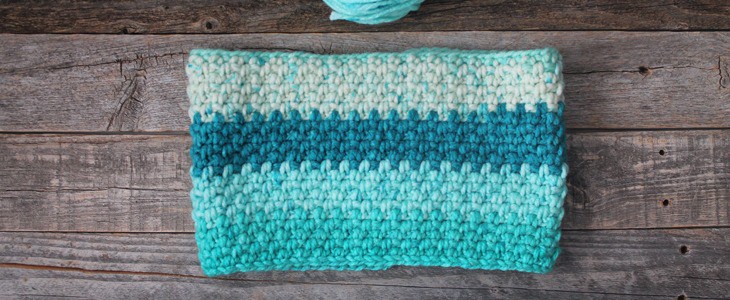 Moss stitch crochet cowl pattern - Free Pattern -crochet ear warmer pattern- printable pdf - winter headband - scarf - amorecraftylife.com #crochet #crochetpattern #freecrochetpattern