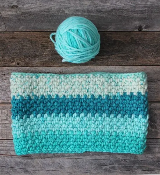 Moss stitch crochet cowl pattern - Free Pattern -crochet ear warmer pattern- printable pdf - winter headband - scarf - amorecraftylife.com #crochet #crochetpattern #freecrochetpattern