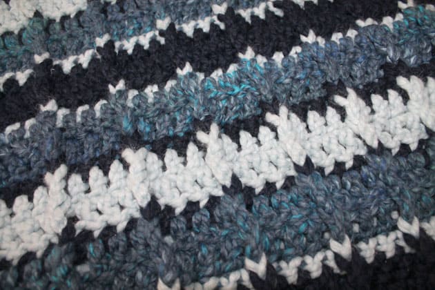Striped large wool crochet blanket free pattern- amorecraftylife.com Super bulky yarn-crocheted afghan - free printable crochet pattern - lion brand wool-ease thick and quick yarn #crochet #crochetpattern #freecrochetpattern