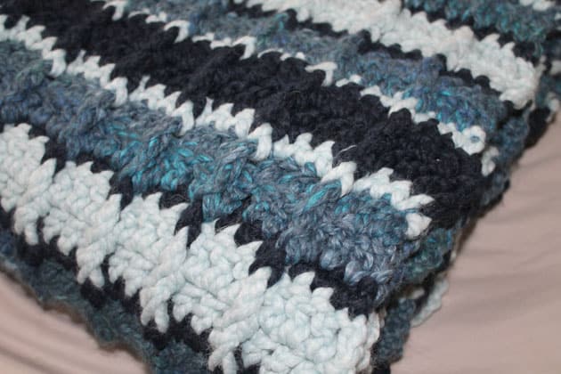 Striped large wool crochet blanket free pattern- amorecraftylife.com Super bulky yarn-crocheted afghan - free printable crochet pattern - lion brand wool-ease thick and quick yarn #crochet #crochetpattern #freecrochetpattern