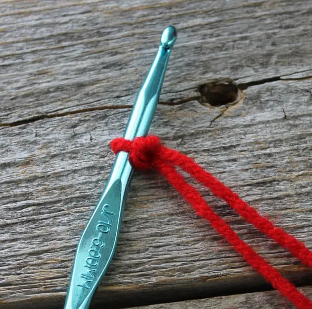 how to tie a slip knot - learn to crochet -beginner crochet tutorials - left hand crocheting - amorecraftylife.com
