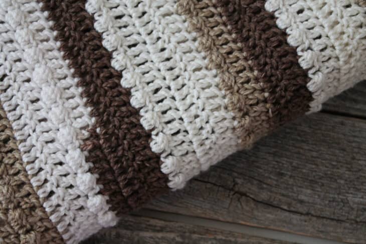 dainty dot baby blanket crochet pattern - amorecraftylife.com -gender neutral unisex baby blanket - baby afghan - free printable crochet pattern #baby #crochet #crochetpattern #freecrochetpattern