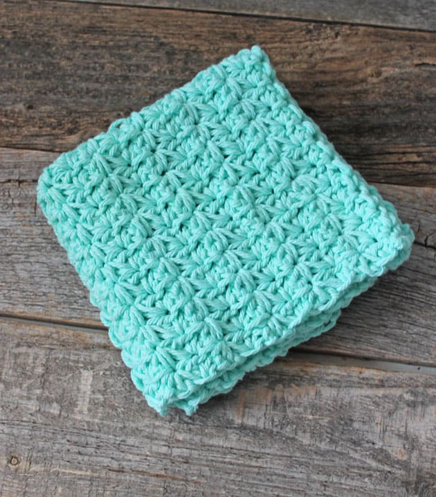 free printable learn to make crochet star stitch dishcloth pattern -amorecraftylife.com #crochet #crochetpattern #diy #freecrochetpattern