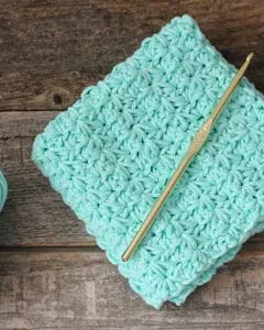 free printable learn to make crochet star stitch dishcloth pattern -amorecraftylife.com #crochet #crochetpattern #diy #freecrochetpattern