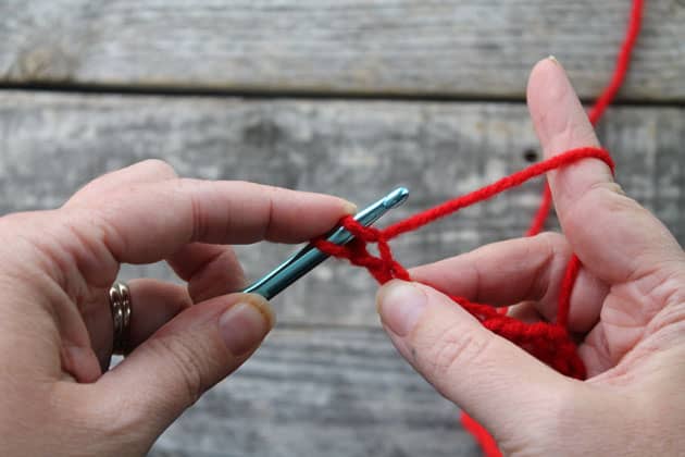 how to single crochet- learn to crochet -how to crochet beginner crochet tutorials - amorecraftylife.com