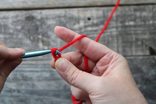 how to hold a yarn- learn to crochet -how to crochet beginner crochet tutorials - amorecraftylife.com