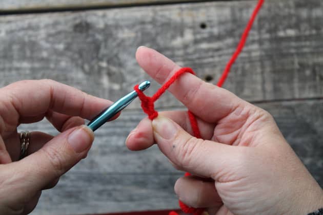 how to hold a yarn- learn to crochet -how to crochet beginner crochet tutorials - amorecraftylife.com