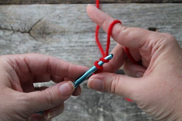 how to hold a yarn- learn to crochet -how to crochet beginner crochet tutorials - amorecraftylife.com