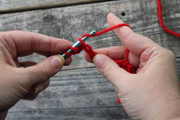 how to single crochet- learn to crochet -how to crochet beginner crochet tutorials - amorecraftylife.com