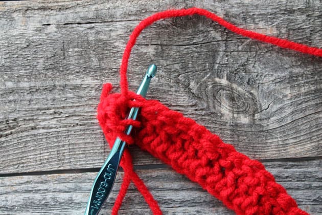 how to double crochet- learn to crochet -how to crochet beginner crochet tutorials - amorecraftylife.com