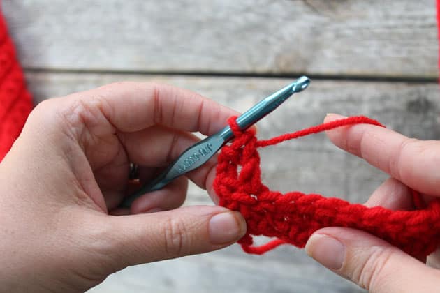 how to single crochet- learn to crochet -how to crochet beginner crochet tutorials - amorecraftylife.com