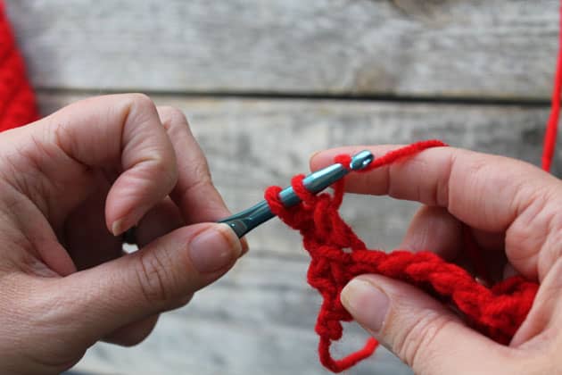 how to single crochet- learn to crochet -how to crochet beginner crochet tutorials - amorecraftylife.com