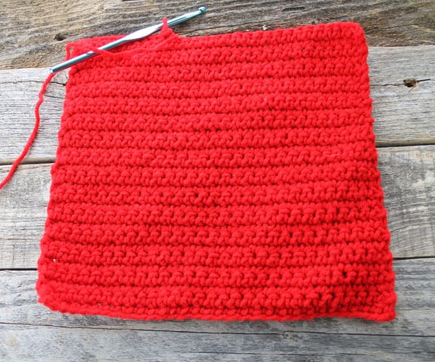 how to hold a yarn- learn to crochet -how to crochet beginner crochet tutorials - amorecraftylife.com
