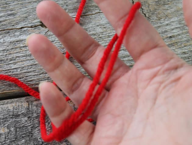 how to hold a yarn- learn to crochet -how to crochet beginner crochet tutorials - amorecraftylife.com