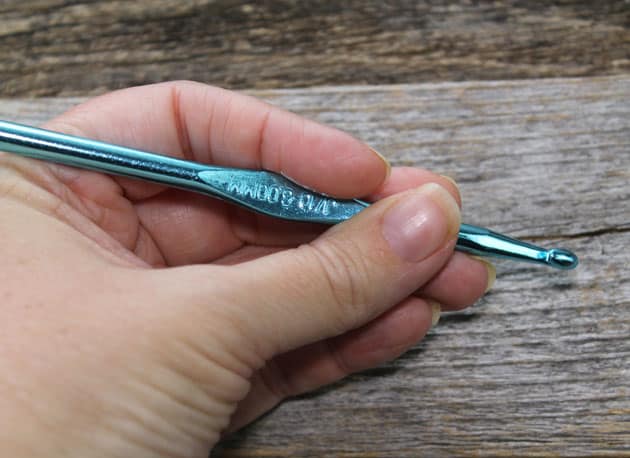 how to hold a crochet hook- learn to crochet -beginner crochet tutorials - amorecraftylife.com