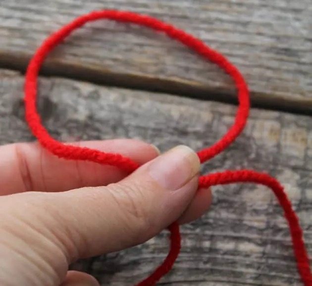 how to tie a slip knot - learn to crochet -beginner crochet tutorials - left handers - amorecraftylife.com