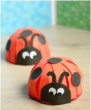 Make fun bug crafts for kids - insect kid craft amorecraftylife.com #kidscrafts #craftsforkids #preschool