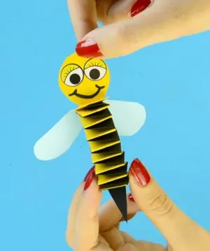 Make fun bug crafts for kids - insect kid craft amorecraftylife.com #kidscrafts #craftsforkids #preschool