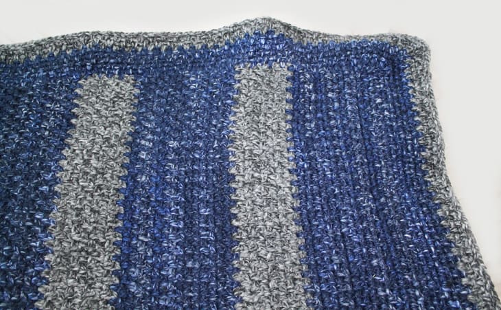 Striped large wool crochet blanket free pattern for beginners -amorecraftylife.com Super bulky yarn-crocheted afghan - free printable crochet pattern - lion brand wool-ease thick and quick yarn #crochet #crochetpattern #freecrochetpattern