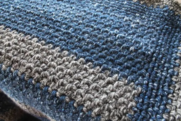 Striped large wool crochet blanket free pattern for beginners -amorecraftylife.com Super bulky yarn-crocheted afghan - free printable crochet pattern - lion brand wool-ease thick and quick yarn #crochet #crochetpattern #freecrochetpattern
