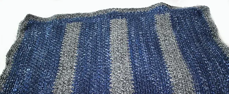 Striped large wool crochet blanket free pattern for beginners -amorecraftylife.com Super bulky yarn-crocheted afghan - free printable crochet pattern - lion brand wool-ease thick and quick yarn #crochet #crochetpattern #freecrochetpattern