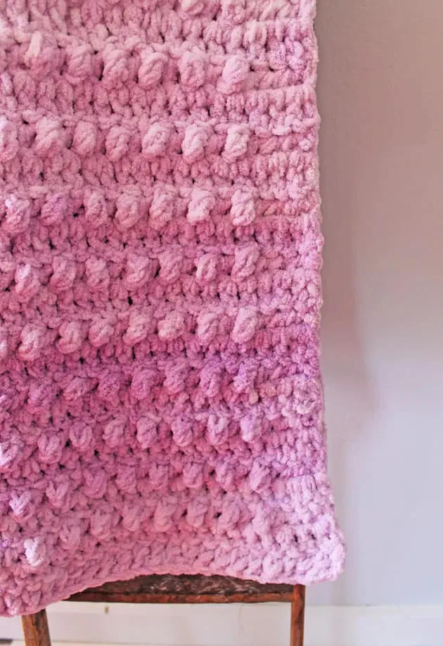 Make this quick and easy lilac fade crochet baby chunky blanket free pattern. super bulky chenille yarn - amorecraftylife.com -bernat blanket yarn - baby afghan - free printable crochet pattern - bernat blanket yarn #baby #crochet #crochetpattern #freecrochetpattern