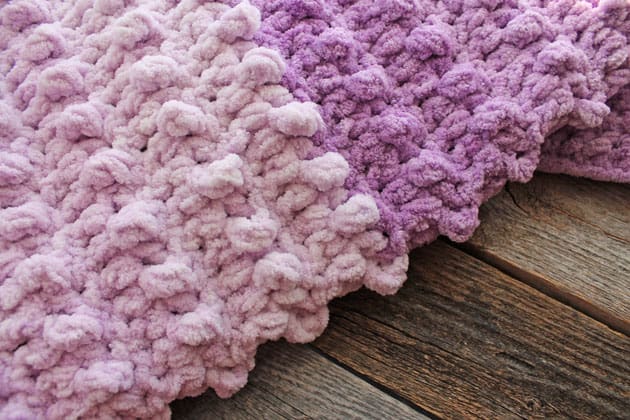 Make this quick and easy lilac fade crochet baby chunky blanket free pattern. super bulky chenille yarn - amorecraftylife.com -bernat blanket yarn - baby afghan - free printable crochet pattern - bernat blanket yarn #baby #crochet #crochetpattern #freecrochetpattern