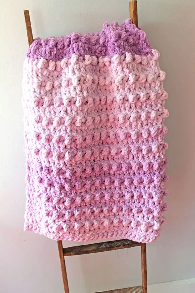 Make this quick and easy lilac fade crochet baby chunky blanket free pattern. super bulky chenille yarn - amorecraftylife.com -bernat blanket yarn - baby afghan - free printable crochet pattern - bernat blanket yarn - 9 mm crochet hook  #baby #crochet #crochetpattern #freecrochetpattern
