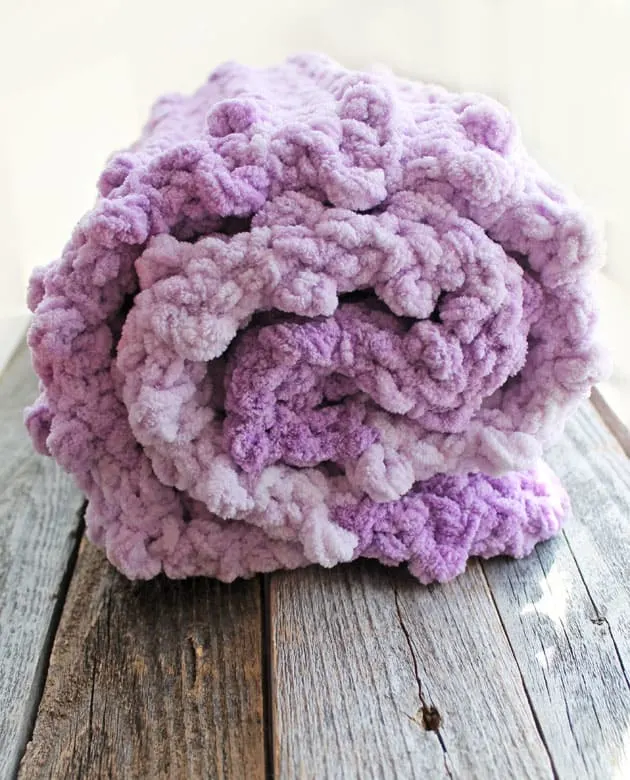 Make this quick and easy lilac fade crochet baby chunky blanket free pattern. super bulky chenille yarn - amorecraftylife.com -bernat blanket yarn - baby afghan - free printable crochet pattern - bernat blanket yarn #baby #crochet #crochetpattern #freecrochetpattern