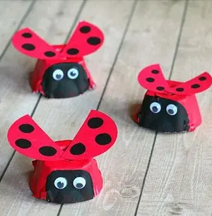 Make fun bug crafts for kids - insect kid craft amorecraftylife.com #kidscrafts #craftsforkids #preschool