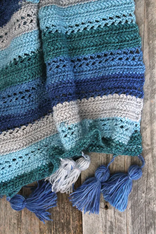 Make this easy ocean wrap free pattern. amorecraftylife.com - free printable crochet pattern #crochet #crochetpattern #freecrochetpattern