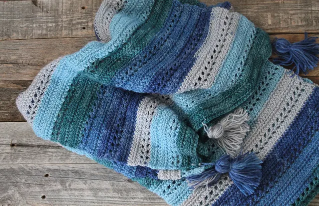 Make this easy ocean wrap free pattern. amorecraftylife.com - free printable crochet pattern #crochet #crochetpattern #freecrochetpattern