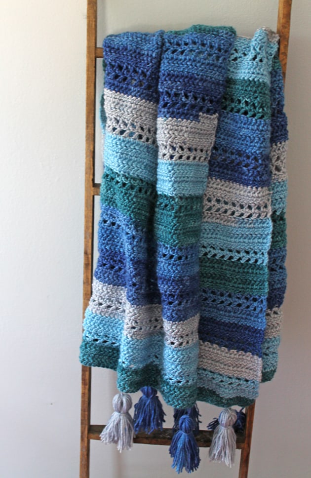 Make this easy ocean wrap free pattern. amorecraftylife.com - free printable crochet pattern #crochet #crochetpattern #freecrochetpattern
