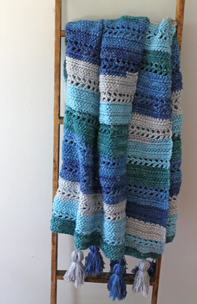 Make this easy ocean wrap free pattern. amorecraftylife.com - free printable crochet pattern #crochet #crochetpattern #freecrochetpattern