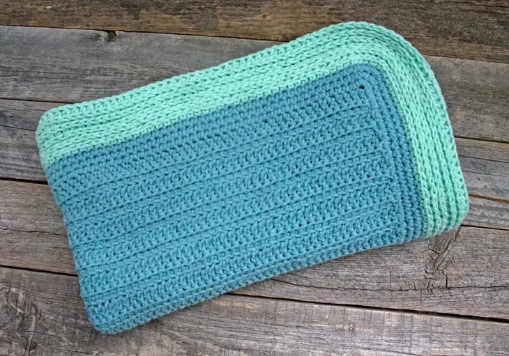 Make this soft free crochet baby blanket pattern.  - worsted weight gauge 4 - amorecraftylife.com - free printable crochet pattern - bernat bundle up yarn #crochet #crochetpattern #freecrochetpattern