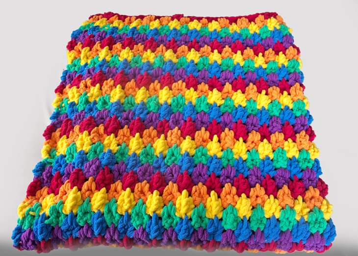 Make this colorful chunky rainbow teardrop crochet blanket free pattern. super bulky chenille yarn - amorecraftylife.com -bernat blanket yarn -lap afghan - free printable crochet pattern - bernat blanket yarn #crochet #crochetpattern #freecrochetpattern