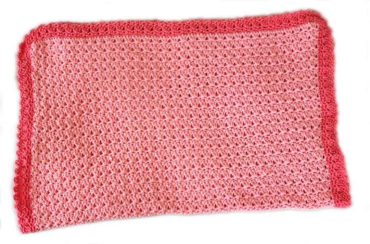 Make this soft free crochet baby blanket pattern. - worsted weight gauge 4 - amorecraftylife.com - free printable crochet pattern - bernat bundle up yarn #crochet #crochetpattern #freecrochetpattern