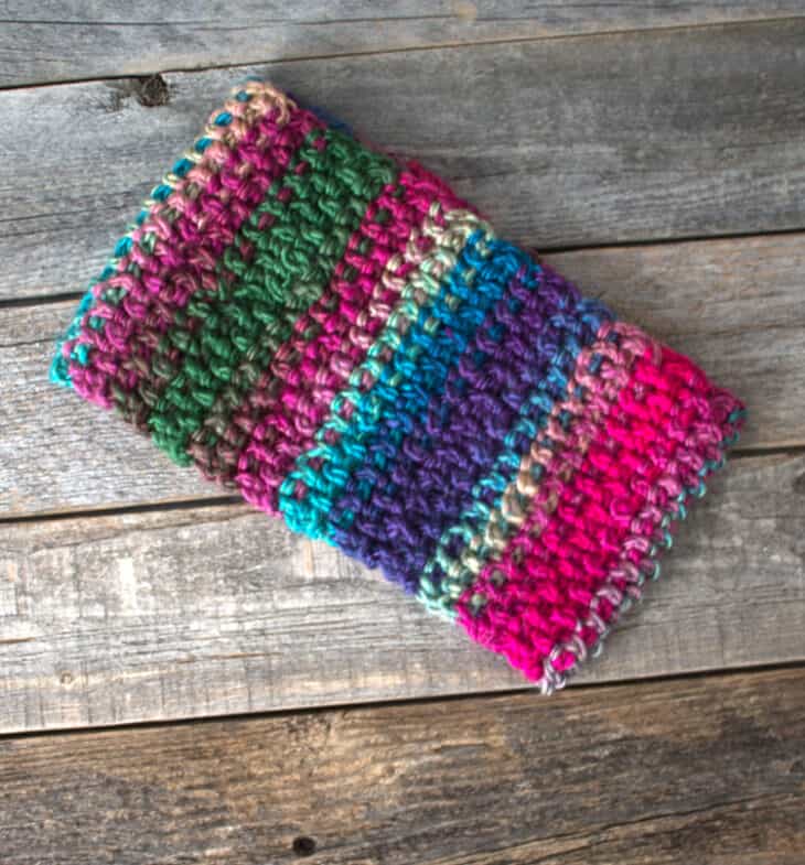 Faça um padrão de bandana de inverno. Aquecedor de orelhas de vitral Padrão de crochê em formato de crochê PDF grátis - pdf para impressão - bandana de inverno - amorecraftylife.com Fio Inesquecível Coração Vermelho #crochet #crochetpattern #freecrochetpattern