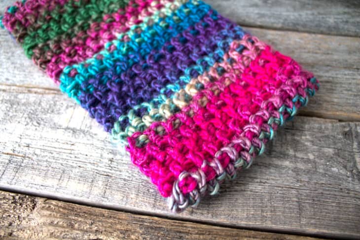 Faça um padrão de bandana de inverno. Aquecedor de orelhas de vitral Padrão de crochê em formato de crochê PDF grátis - pdf para impressão - bandana de inverno - amorecraftylife.com Fio Inesquecível Coração Vermelho #crochet #crochetpattern #freecrochetpattern