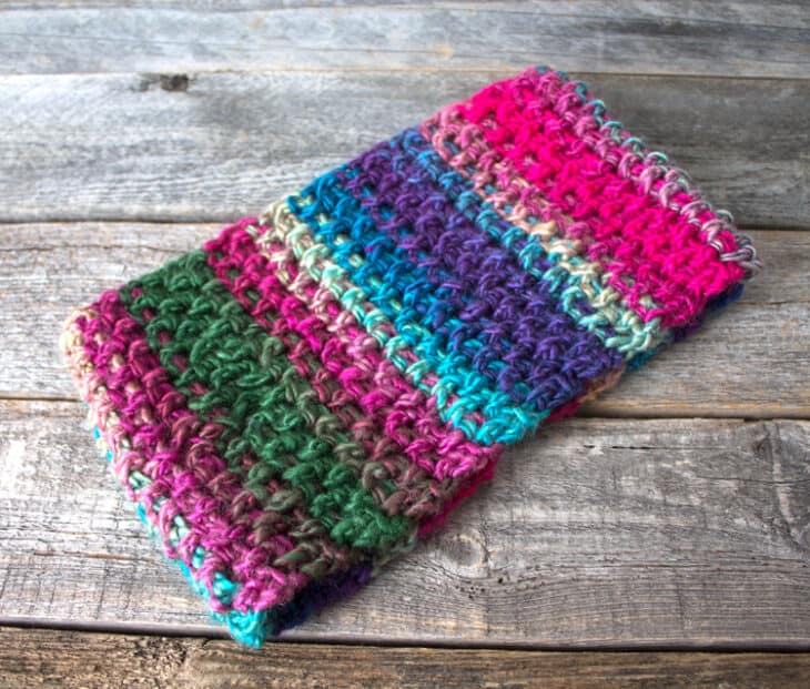 Faça um padrão de bandana de inverno. Aquecedor de orelhas de vitral Padrão de crochê em formato de crochê PDF grátis - pdf para impressão - bandana de inverno - amorecraftylife.com Fio Inesquecível Coração Vermelho # crochê #crochetpattern #freecrochetpattern