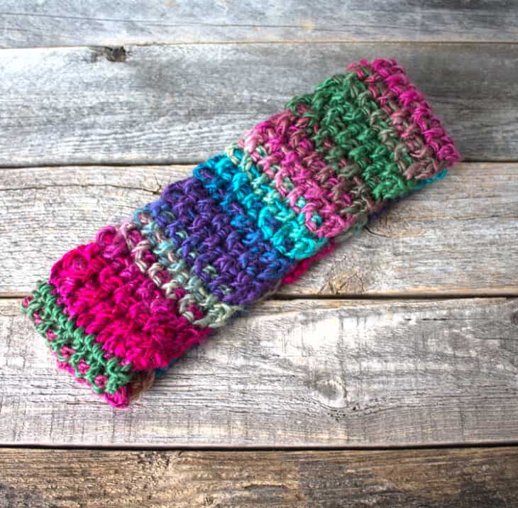 Faça um padrão de bandana de inverno. Aquecedor de orelhas de vitral Padrão de crochê em formato de crochê PDF grátis - pdf para impressão - bandana de inverno - amorecraftylife.com Fio Inesquecível Coração Vermelho # crochê #crochetpattern #freecrochetpattern