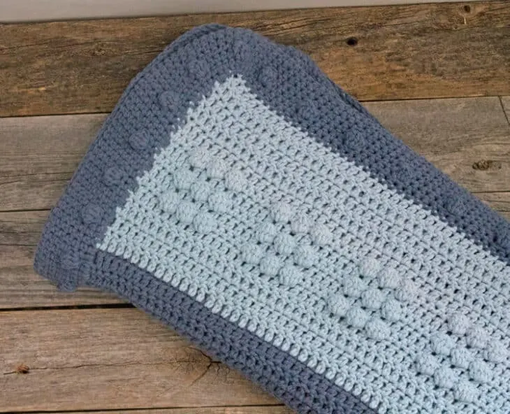 Make this soft free crochet baby blanket pattern. - worsted weight gauge 4 - amorecraftylife.com - free printable crochet pattern - bernat bundle up yarn #crochet #crochetpattern #freecrochetpattern