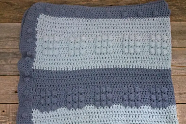 Make this soft free crochet baby blanket pattern. - worsted weight gauge 4 - amorecraftylife.com - free printable crochet pattern - bernat bundle up yarn #crochet #crochetpattern #freecrochetpattern