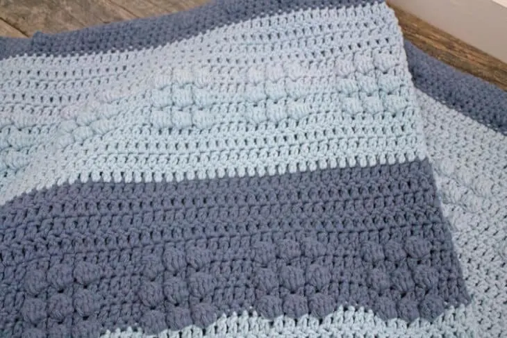 Make this soft free crochet baby blanket pattern. - worsted weight gauge 4 - amorecraftylife.com - free printable crochet pattern - bernat bundle up yarn #crochet #crochetpattern #freecrochetpattern