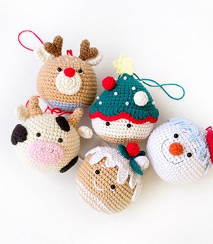 crochet Christmas ornament patterns - winter - home decor- amorecraftylife.com #crochet #crochetpattern #diy #christmas