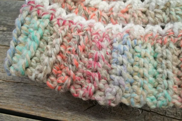 Make an chunky hat crochet pattern. Candy Cane hat Crochet Pattern Free PDF- printable pdf - cowl - amorecraftylife.com #crochet #crochetpattern #freecrochetpattern
