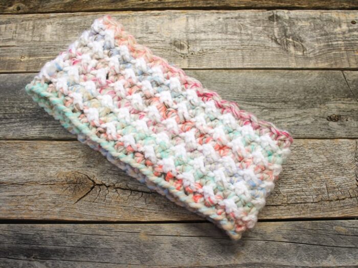 Make an chunky winter crochet headband pattern. Candy Lane Ear Warmer Headband Crochet Pattern Free PDF- printable pdf - winter headband - acraftylife.com #crochet #crochetpattern #freecrochetpattern